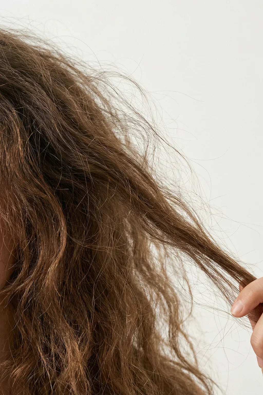 Sådan slipper du for krus i krøllet hår – uden at kæmpe imod det