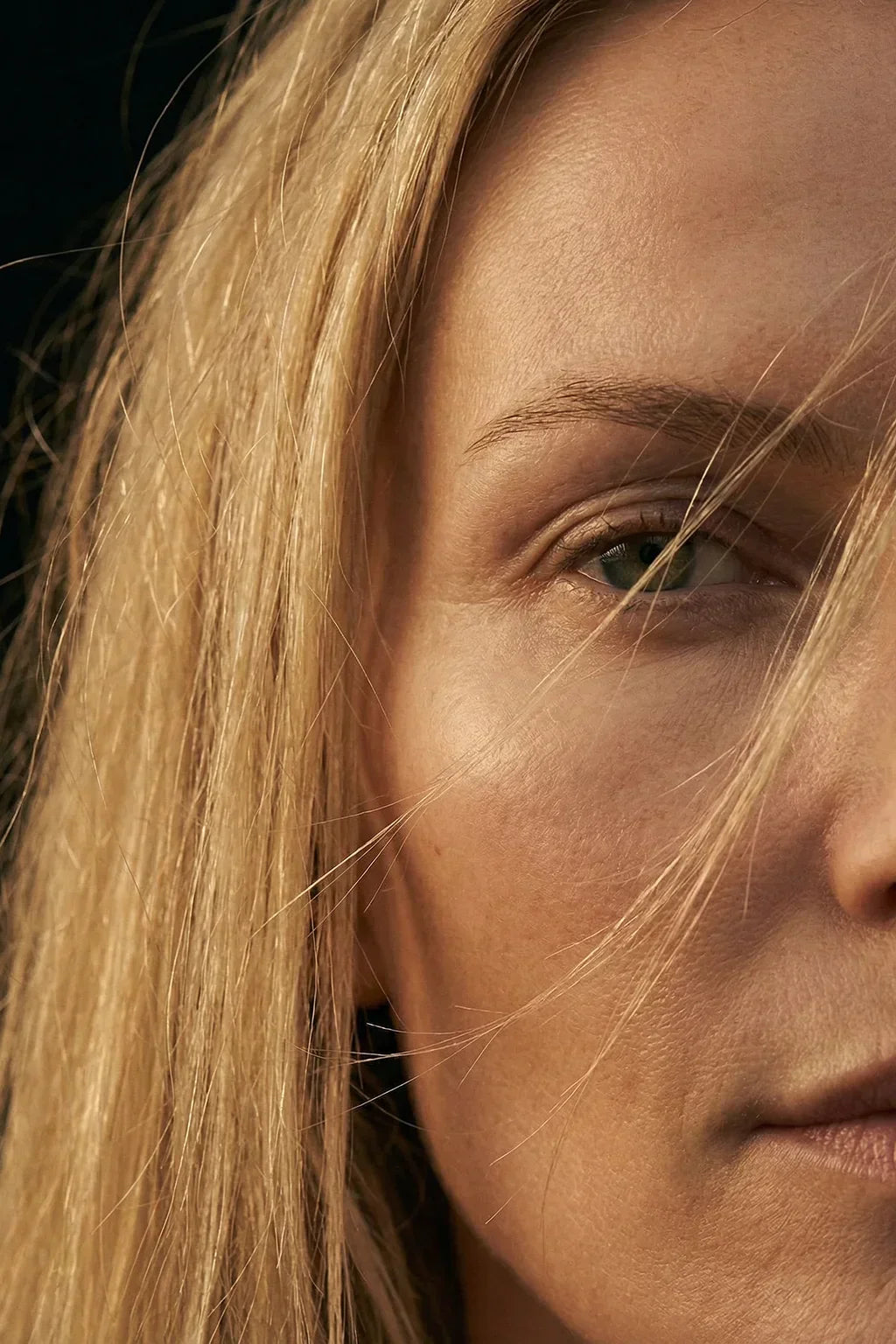 Kruset hår (frizz): 5 årsager + den rutine der faktisk virker (også i fugtigt vejr)